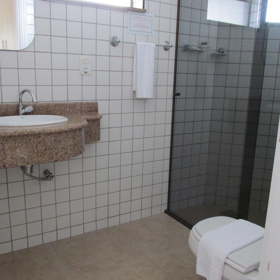 Holambra Garden Hotel Eksteriør bilde Bathroom with shower cubicle