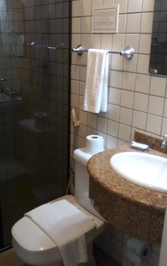Holambra Garden Hotel Eksteriør bilde A shower in a hotel bathroom